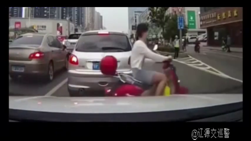 事故集锦｜美女骑电动车横切 鬼探头惨被小车撞飞 空翻360度