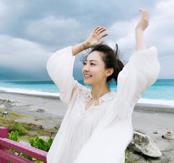 黄梦莹惊现锥子下巴麒麟手臂, 跟四千年美女撞