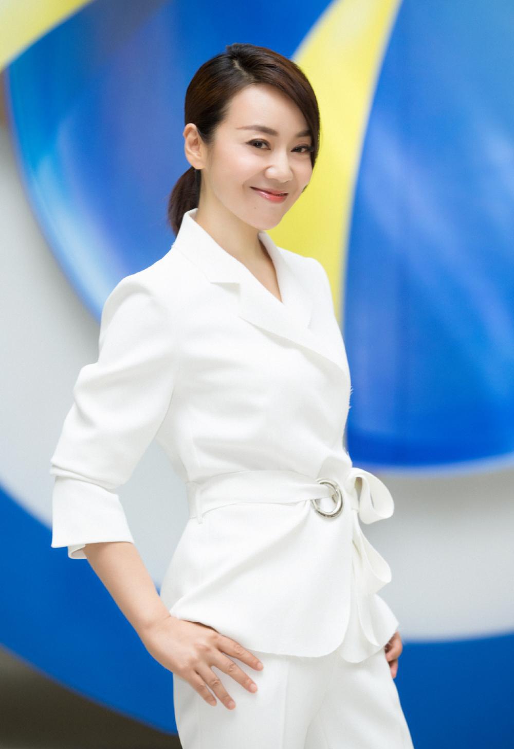 闫妮一身白色西装干练范十足, 这西裤穿的也太