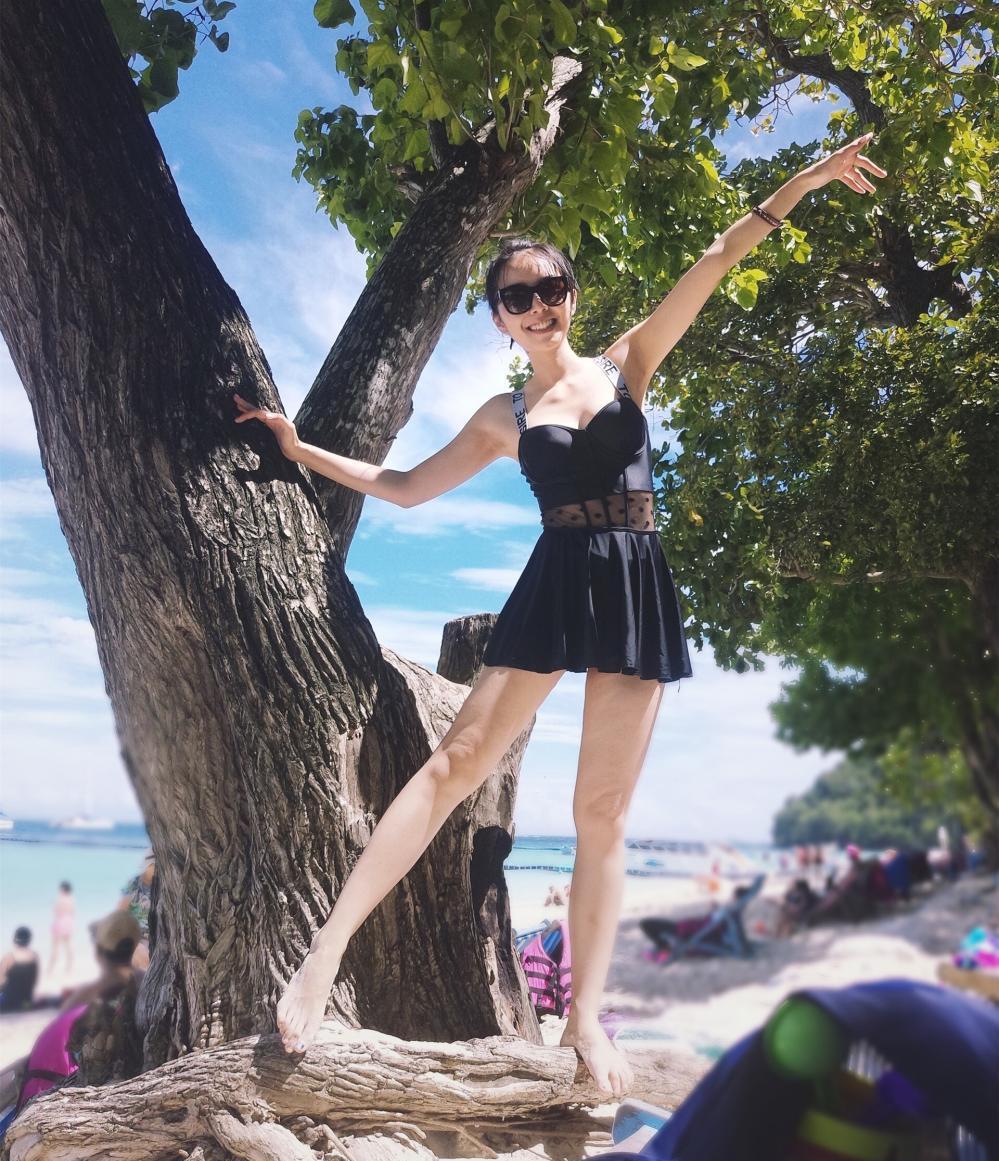 余霜发比基尼照晒美胸, LOL解说管泽元: 挤的是真幸苦!