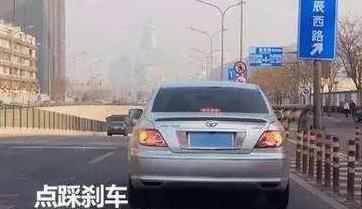 夜间会车大灯闪2下, 那是什么意思?