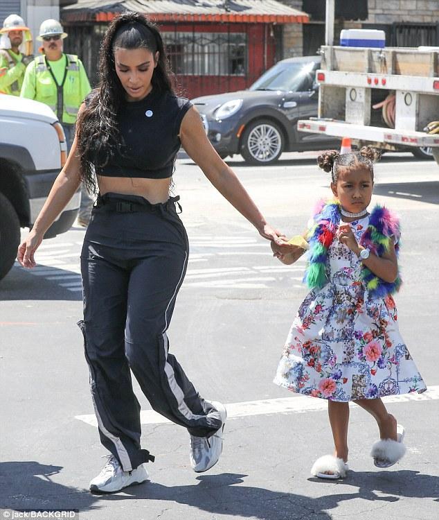 卡戴珊是个合格的妈妈 陪孩子报模特班跟着家