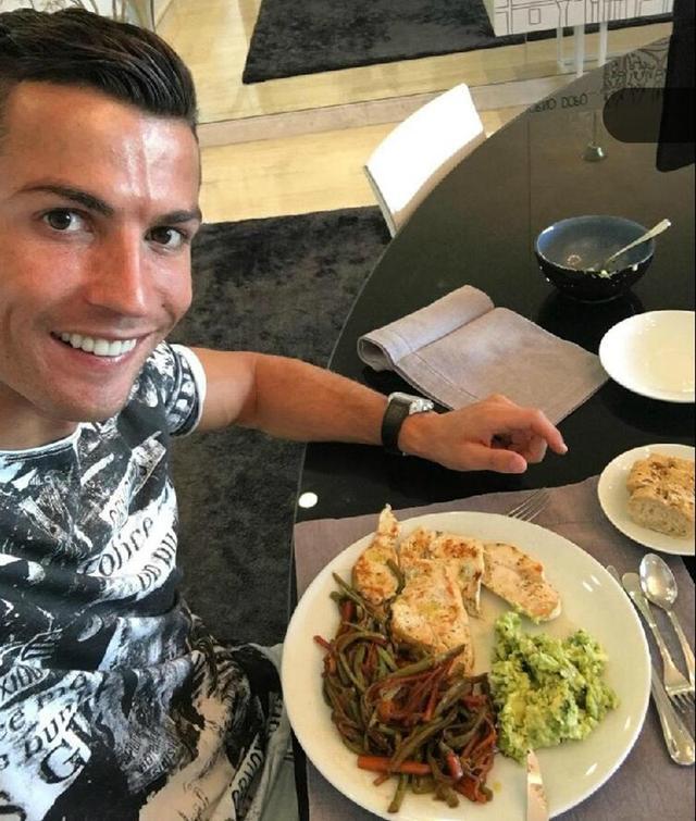 C罗与国足球员伙食、肌肉大对比! 网友: 真惭愧