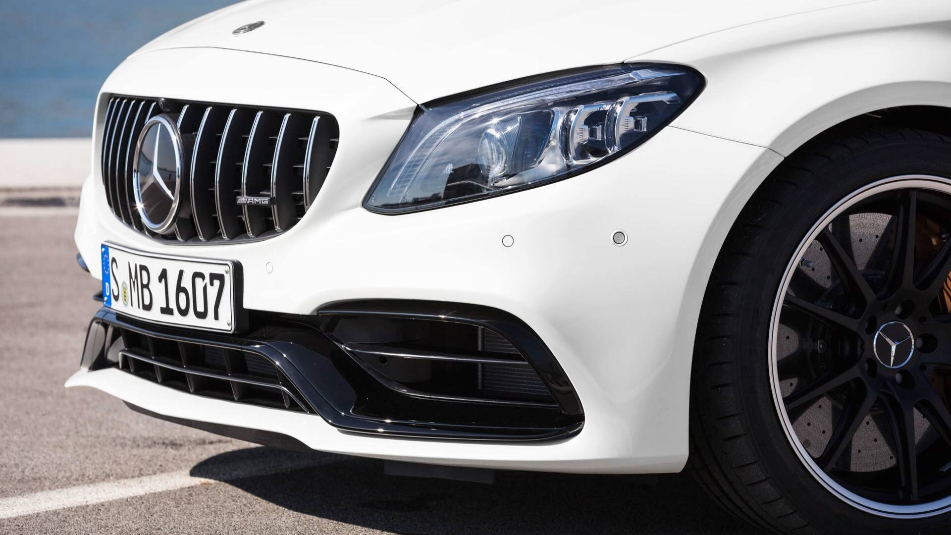 奔驰中期改款AMG C63s Coupe官图发布看来以后AMG车型的中网都会采用_新浪看点