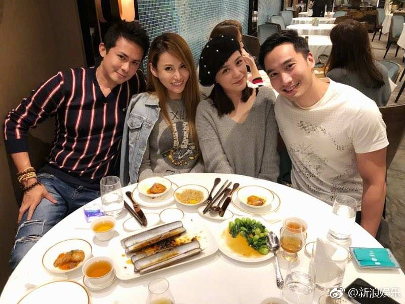 阿娇和男友合影 和友人聚餐亲密合影超幸福