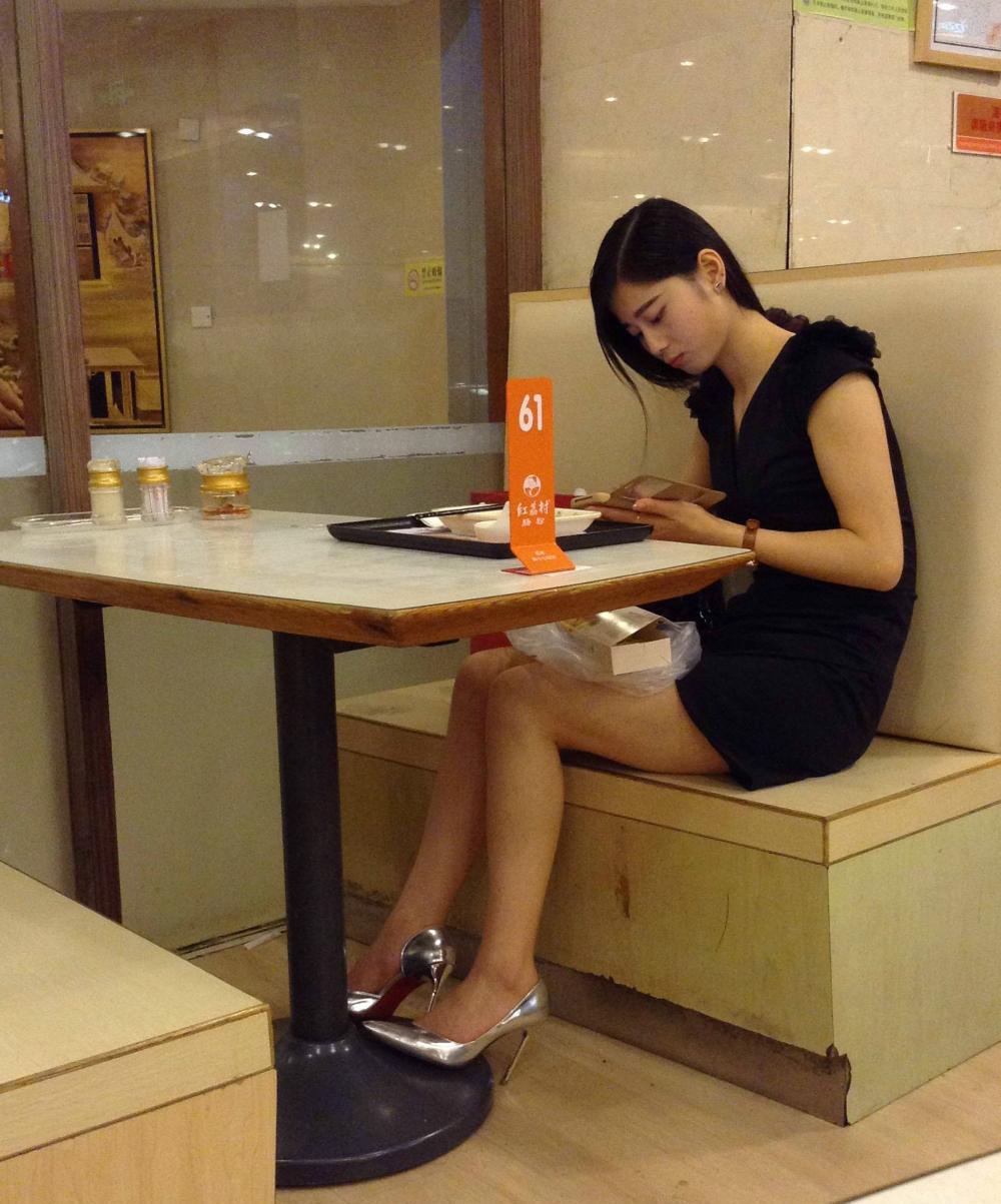 银色高跟鞋的少妇单独一个人出来吃饭, 旁边的人都看呆了