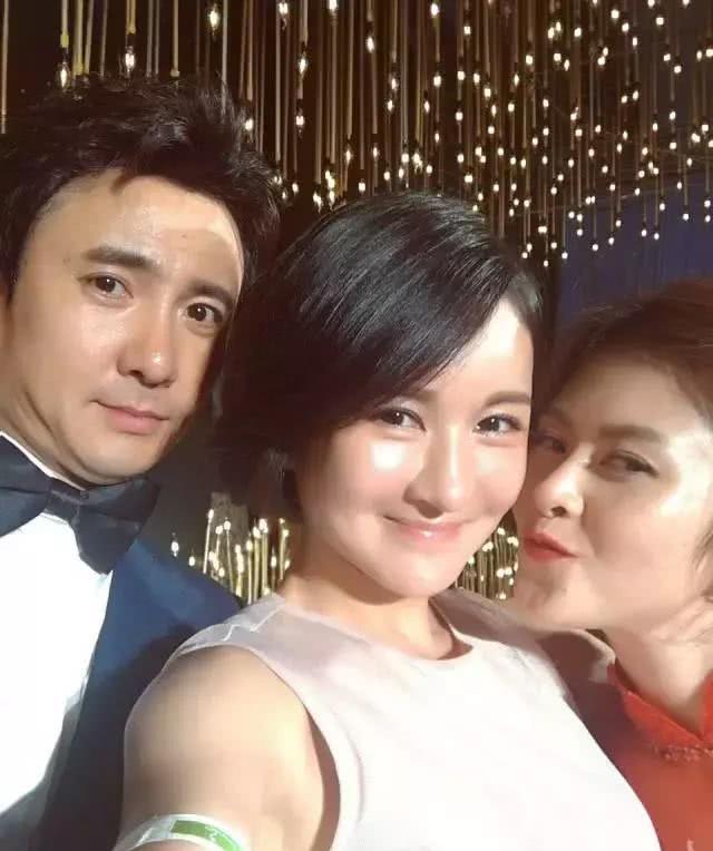 郑亦桐还是沈腾和他老婆王琦当年谈恋爱时的信差,他们三个同是毕业于