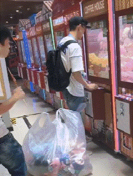 遇一位抓娃娃大神,这是来这里进货的吧?