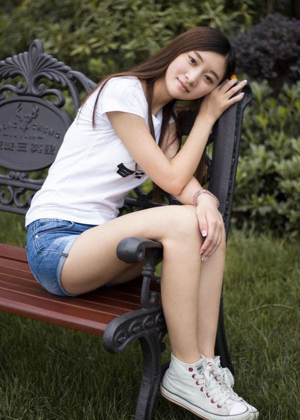 有一个腿又长又白的漂亮妹纸被绑在床边的图片,求出处