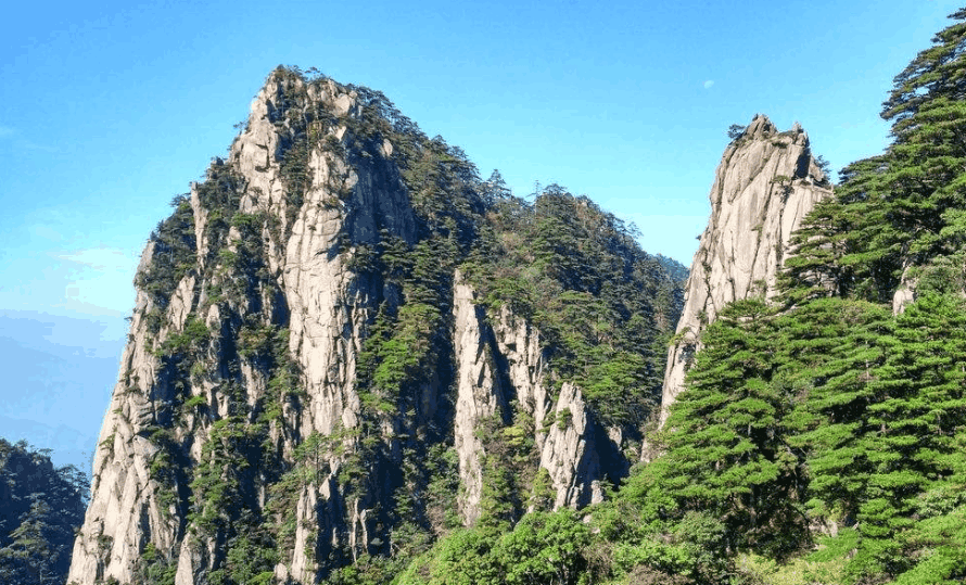 中国最"赚钱"的山峰, 门票年收入就达5亿元, 城市都因此改名!