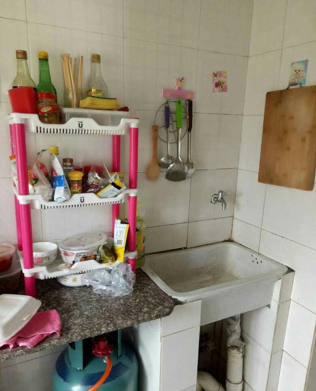 晒晒我在深圳1800的出租房，厕所在厨房，连门也没有，住的真憋屈