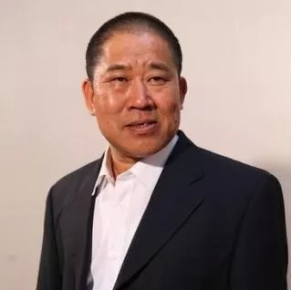 中国第一丑星,曾因长相被拒之门外,但妻女都美