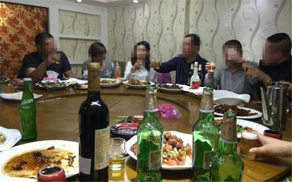 同学聚会班长请客吃饭来了15人,吃完后怒拍桌子,10人退了群