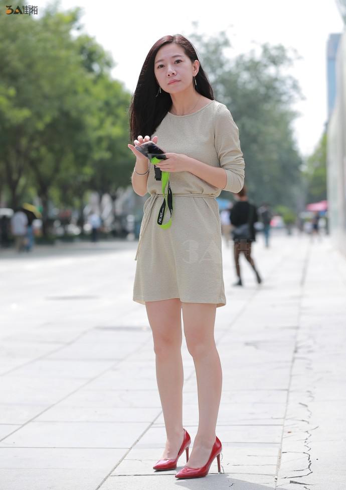 路人街拍，气质少妇的红色高跟鞋