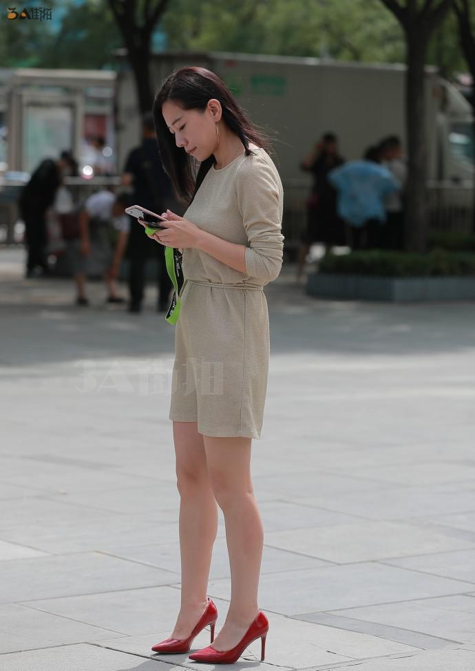 路人街拍，气质少妇的红色高跟鞋