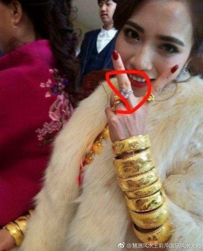 土豪新娘身披数公斤黄金 深情告白不爱黄金只