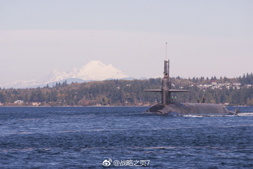 核潜艇uss louisiana(ssbn 743)完成海上巡航返回母港班戈海军基地