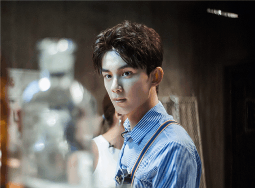 认真男孩最帅, 吴磊条纹衬衫配牛仔裤沉浸的样