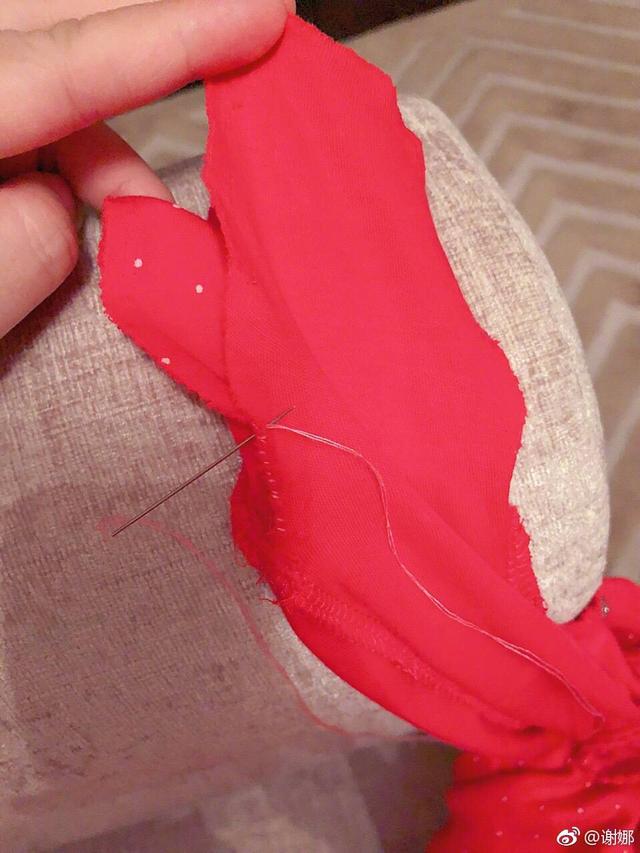 谢娜自己改婴儿衣服 网友:这针线活笑死人