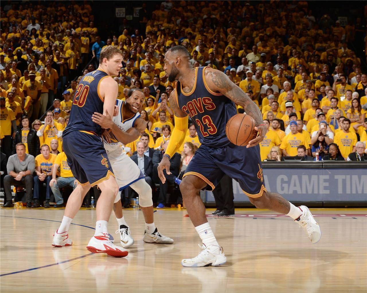 勇士30岁两冠首发中锋追随詹姆斯加盟湖人 只