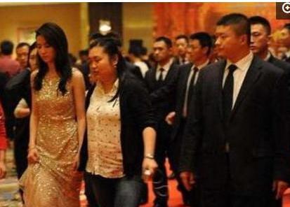 名星上厕所也要保镖清场,这阵容吓坏张一山:哪