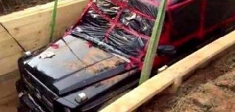 国外一农民锄地时挖出200万豪车