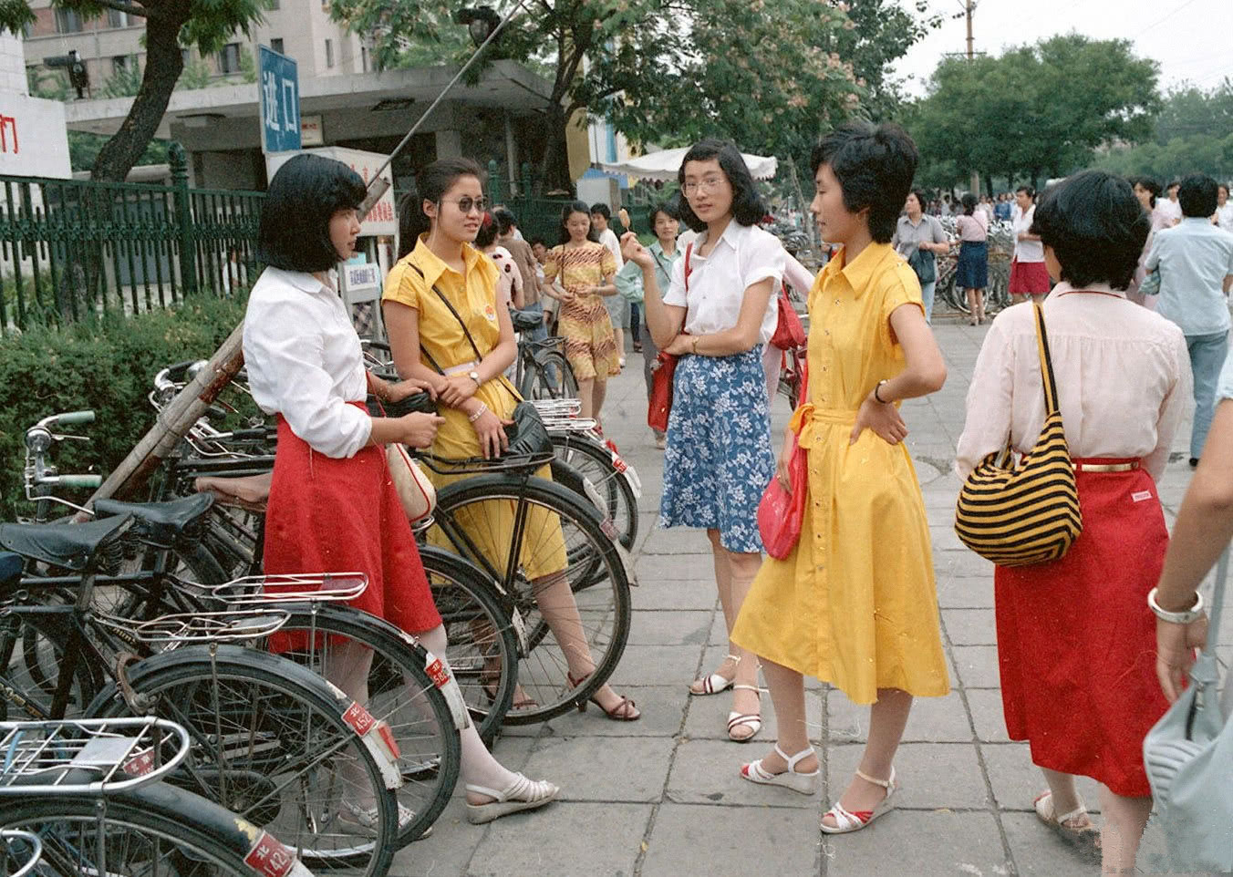 直击上世纪八十年代的中国女性,张张彩照,图6墨镜女子
