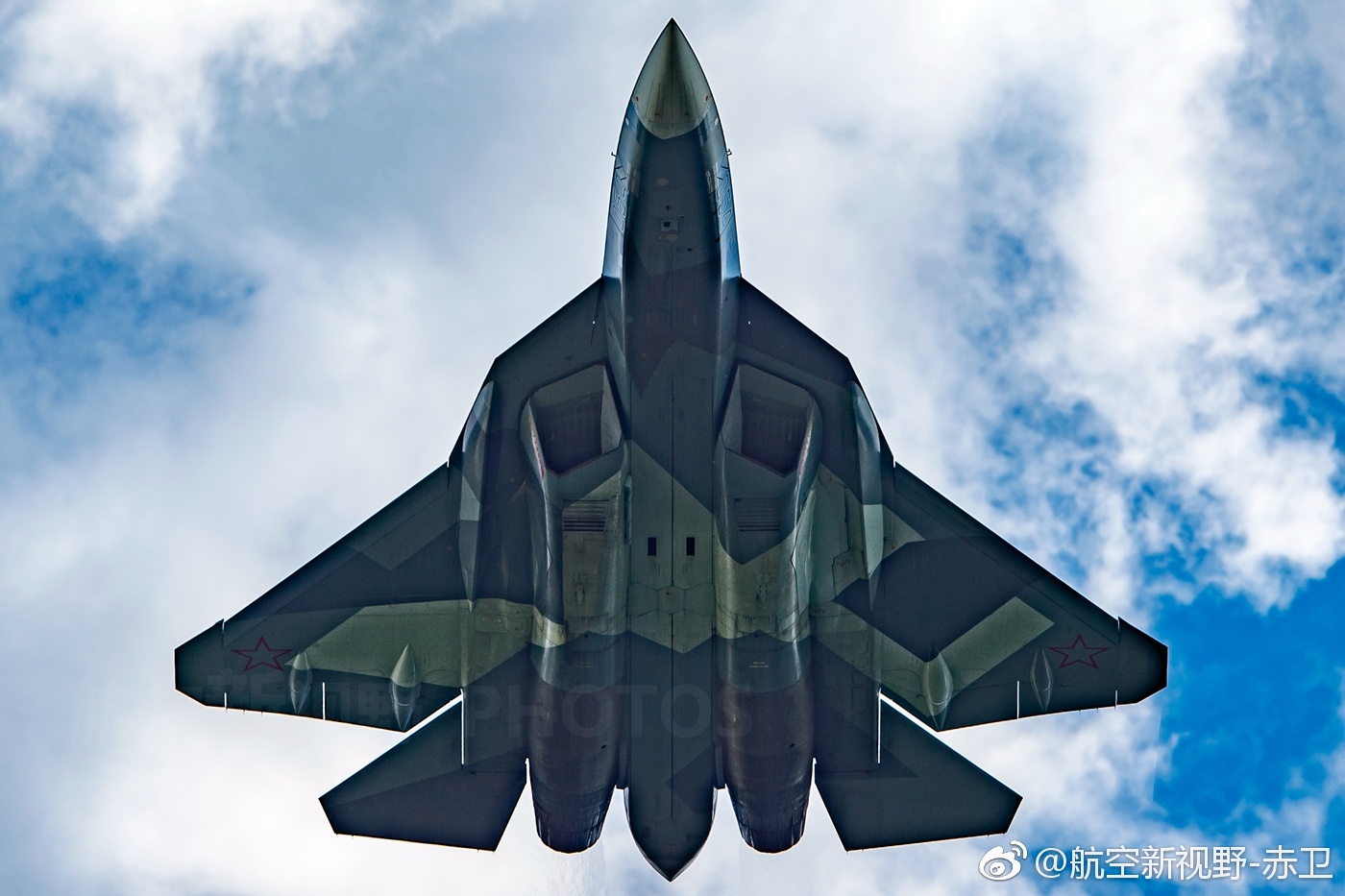 俄罗斯空军苏-57战斗机原型机飞行表演,8月底