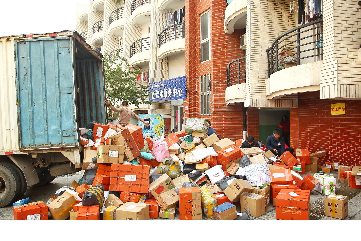别人家的学校!郑州一高校引进大量自助快递柜