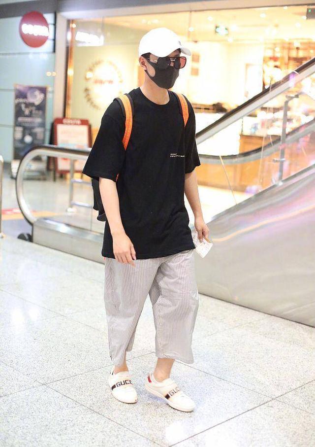 秦俊杰分手后首度现身,全副武装看不出表情,与