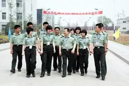 作为一名本科毕业生,入伍后提干还是士官转业