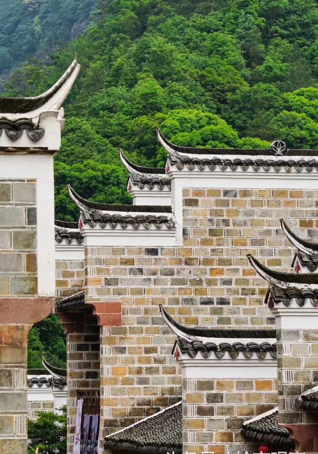 中国有两个香格里拉，一个在云南迪庆，另一个在广东哪里？