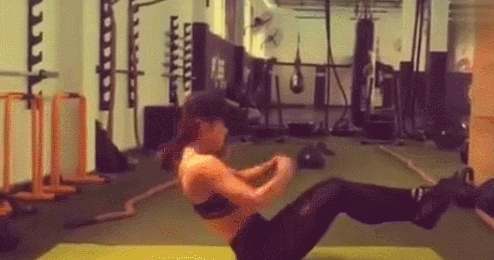 每天做200个卷腹,坚持30天,能练出8块巧克力腹肌吗