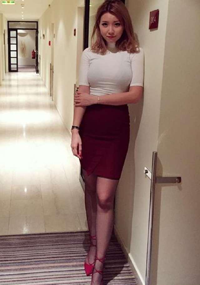 街拍女神: 穿着紧身裙子的美女,