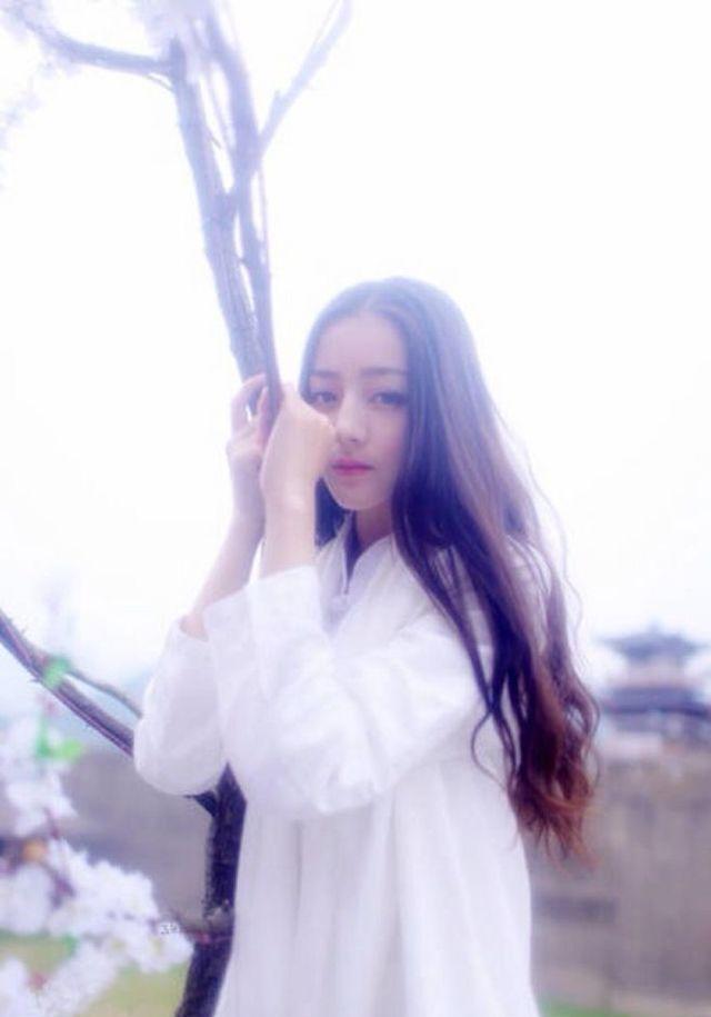 迪丽热巴关晓彤谁更美? 从她们驾驭“女神搭配”白衬衣能力可看出