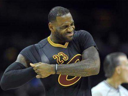 NBA球衣招谁惹谁了?科比扯球衣庆祝,詹姆斯扯