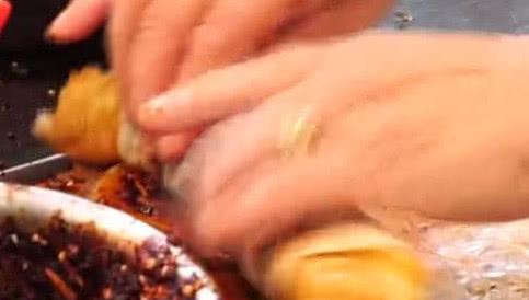 女子卖“特制油条”,6块半根,网友:来30根