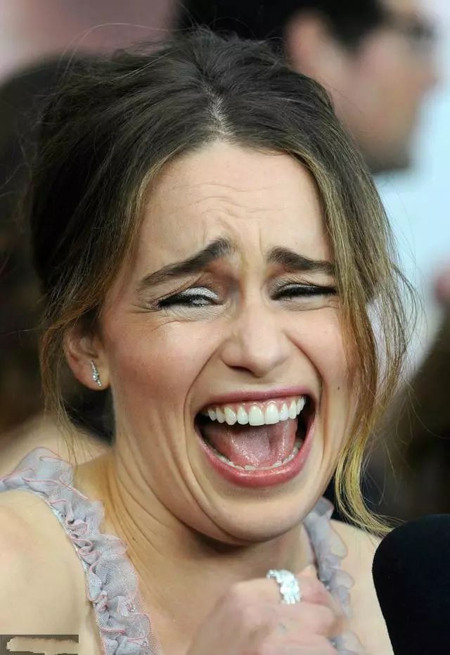 甩飞吸奶瓶,摔晕喵星人,这几位红毯女星太丢人,而她让网友笑哭