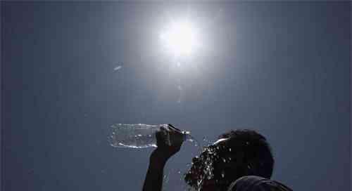 印度游客在中国热得受不了:中国这么热,为什么