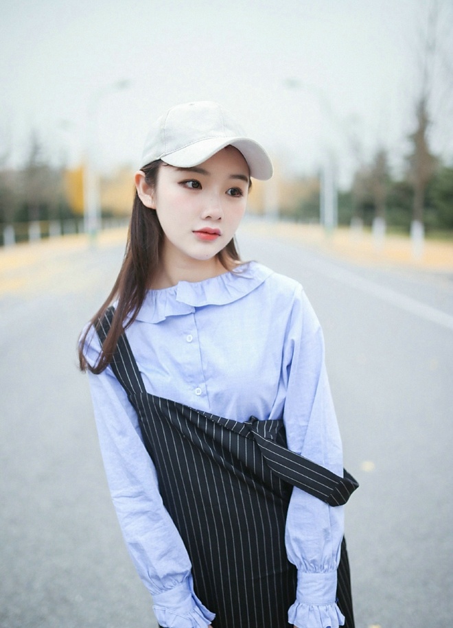 戴鸭舌帽背带裙清纯娇巧美女秋日唯美写真集 @微相册 @微博摄影