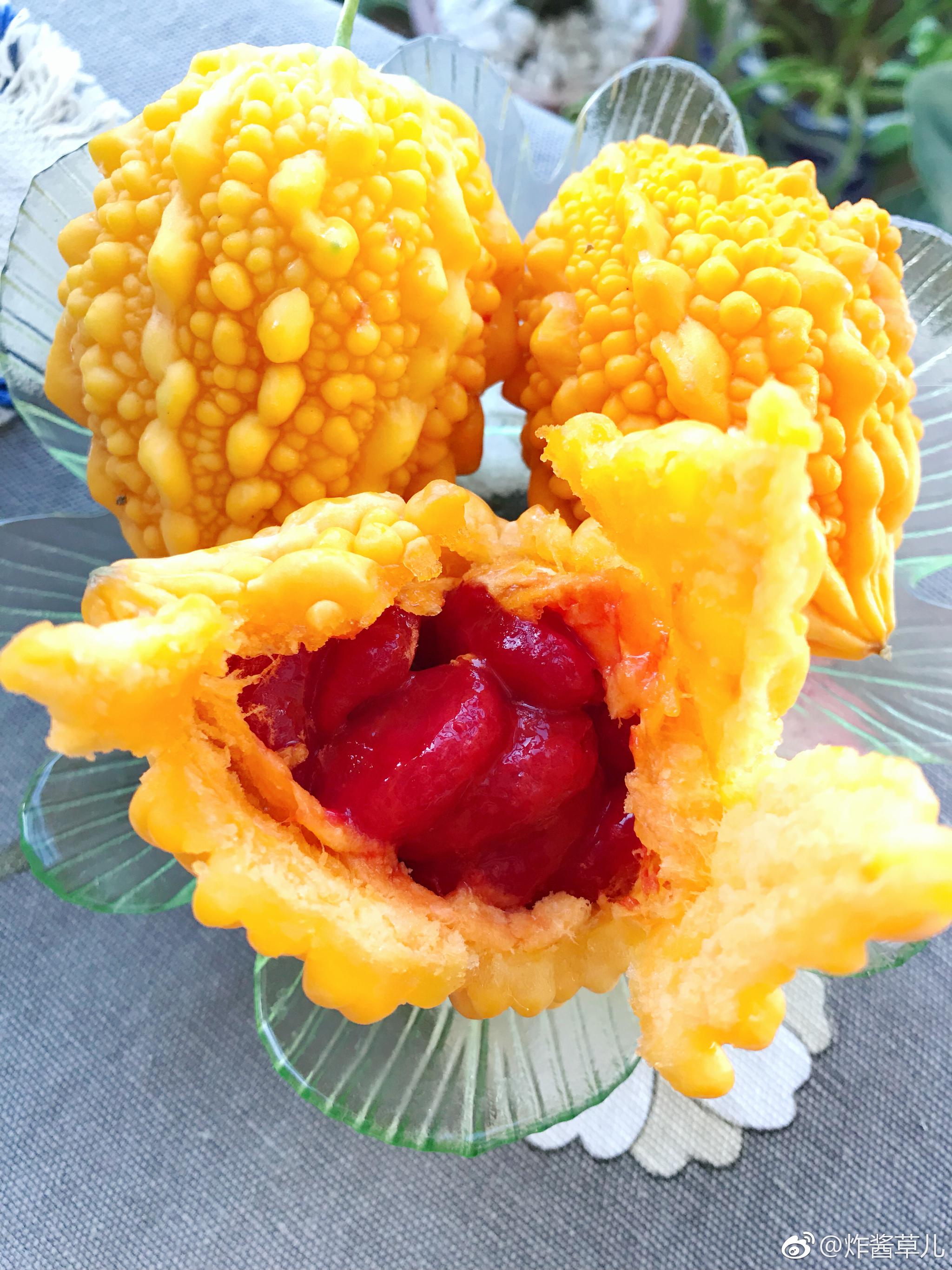 海鲜米粉,烤鸡腿,牛奶,赖葡萄。