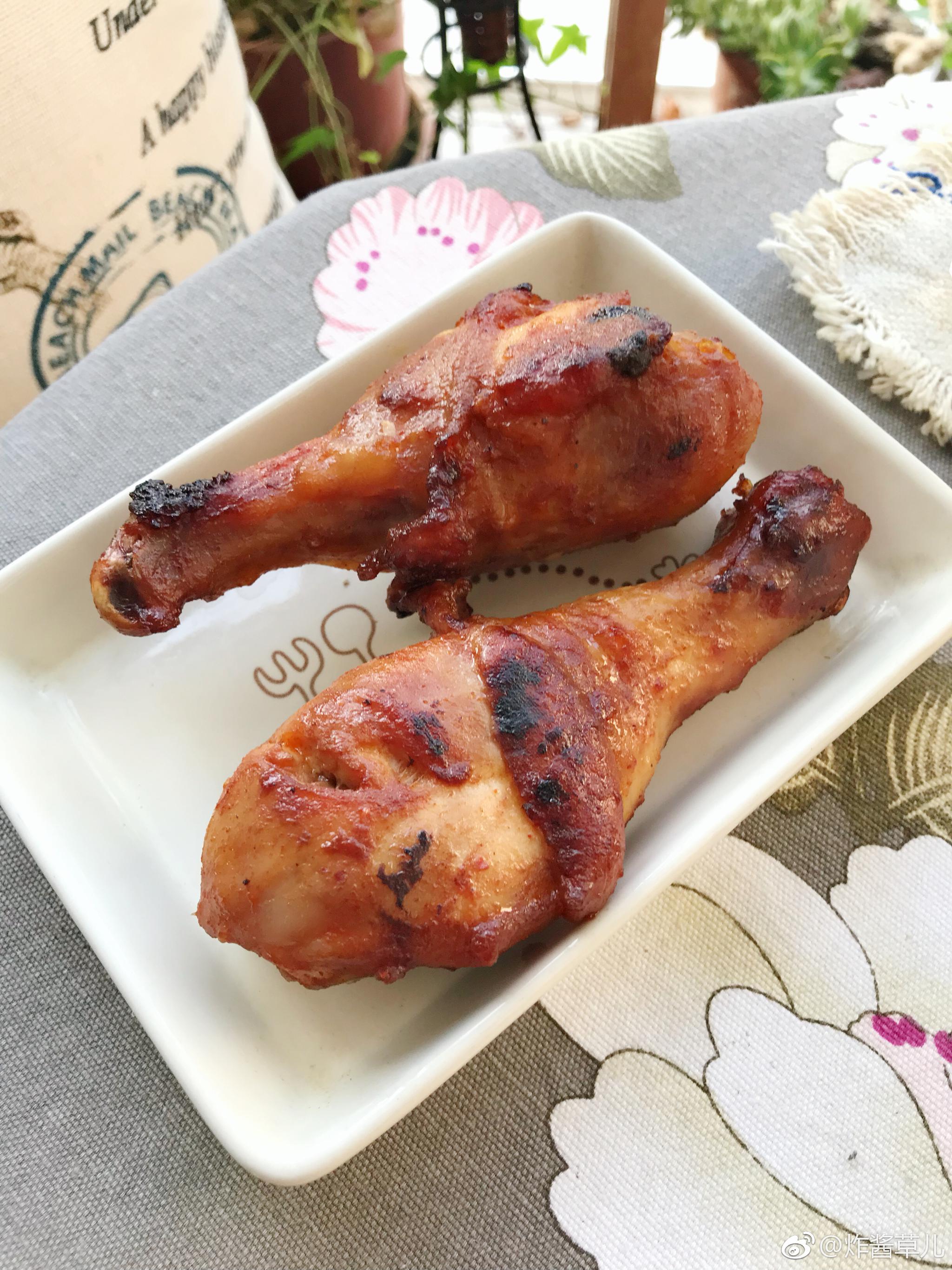 海鲜米粉，烤鸡腿，牛奶，赖葡萄。