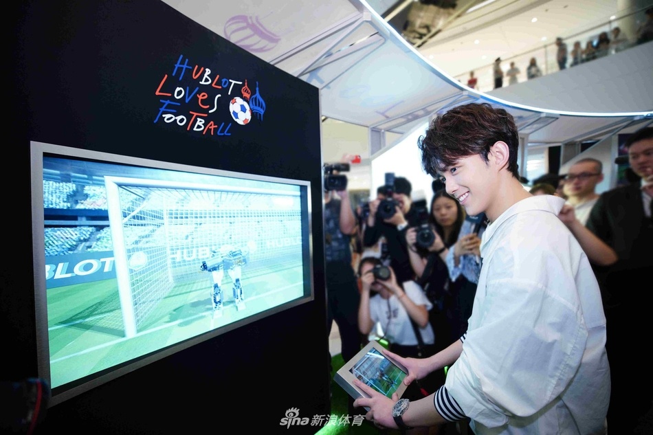 2018俄罗斯世界杯脚步临近,95后实力小生 在成