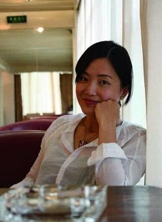 她18岁出演《红樱桃》成为三料影后，如今淡出荧屏成了乐队主唱