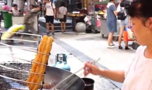 女子卖“特制油条”,6块半根,网友:来30根