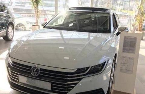 新款大众CC到店，外观帅到没朋友，内饰却让人一言难尽！