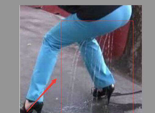 美女老司机高速上尿急，直接以这种奇葩姿势当场释放自己