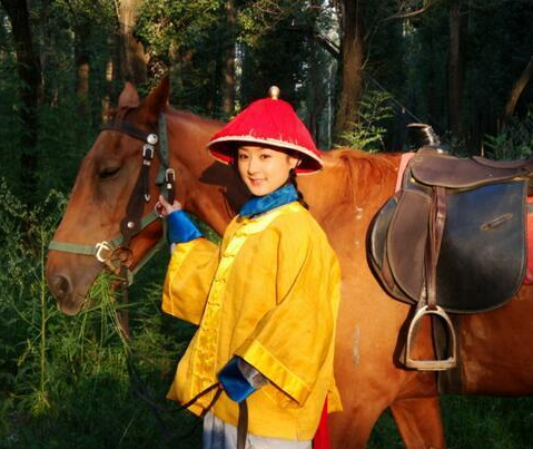 赵丽颖刚入行时,在小山村里拍片场睡着了,徐峥