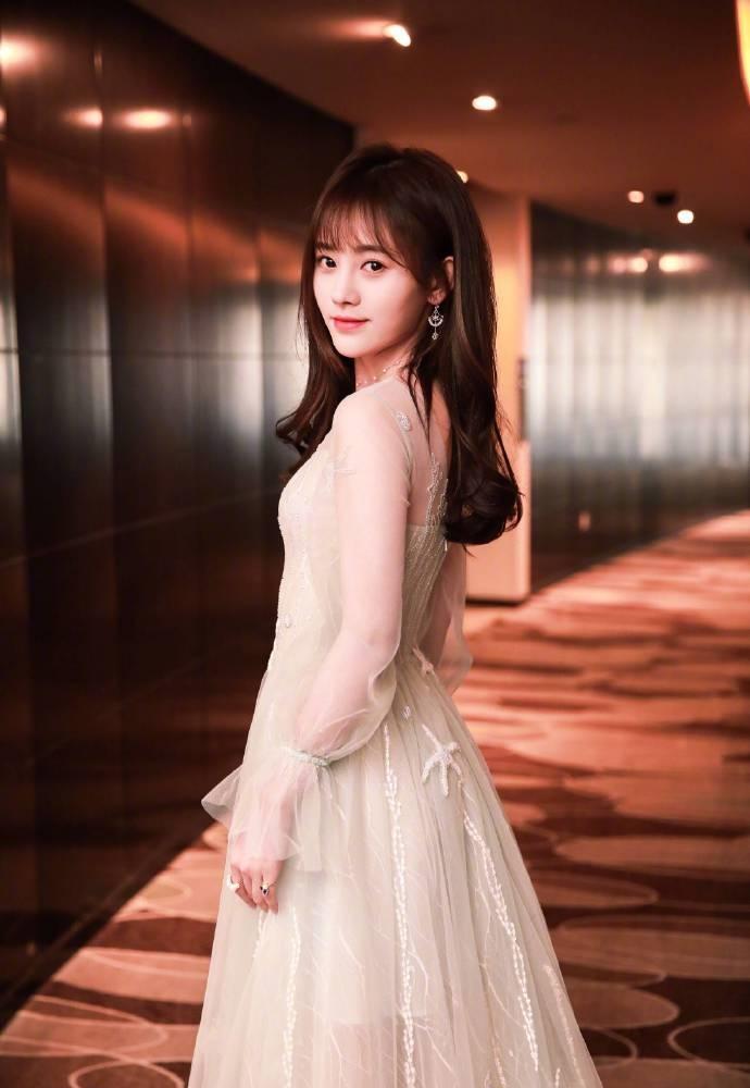 黄梦莹惊现锥子下巴麒麟手臂, 跟四千年美女撞