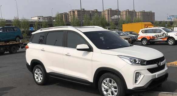 五菱宏光新SUV闪亮登场, 价格低到无法呼吸, 车标太帅